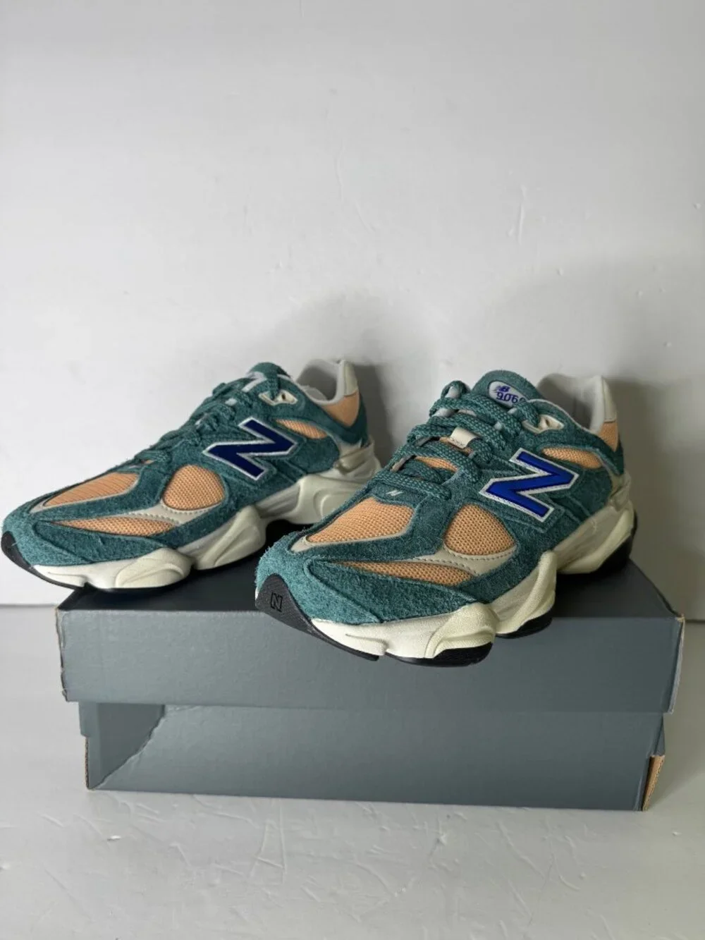 NIB New Balance 9060 Sneakers Green Orange Big Boys US 7 EU 40